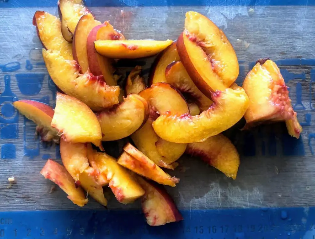 sliced peaches