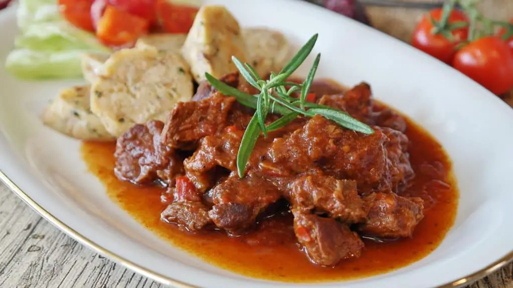 tomato sauce - goulash and noodles